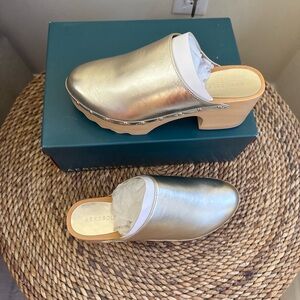 *NWT* AEROSOLS Gold Metallic Leather Clog Mules